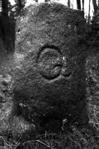 Q auf Stein